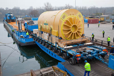перевозка электрогенератора по реке Дунай 