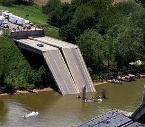 В Болгарии обрушился мост.